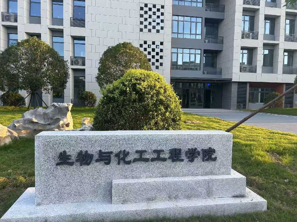 章丘区扬州职业大学体育场高杆灯项目